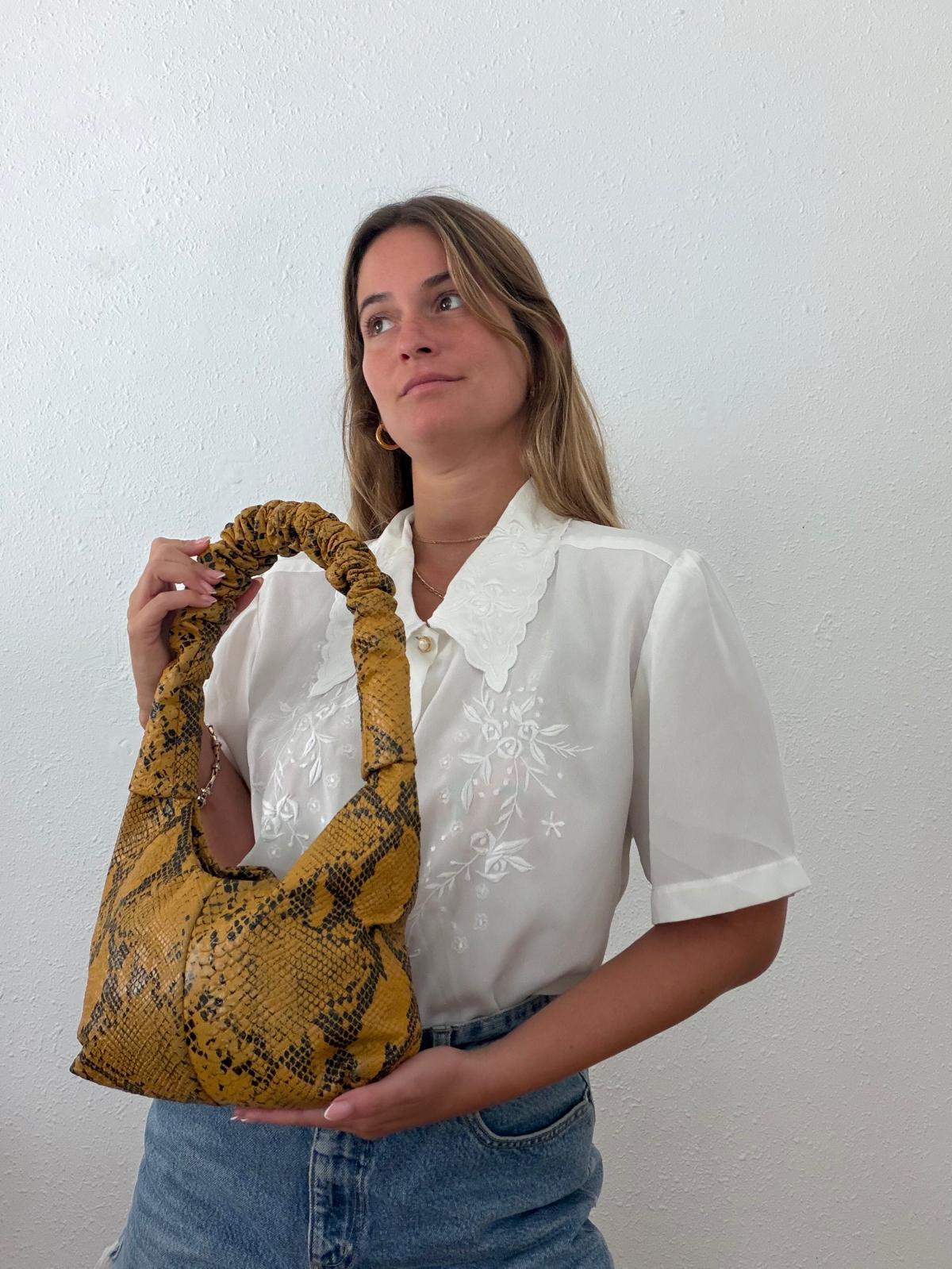 תיק עור צהוב מנוחש חרפונים