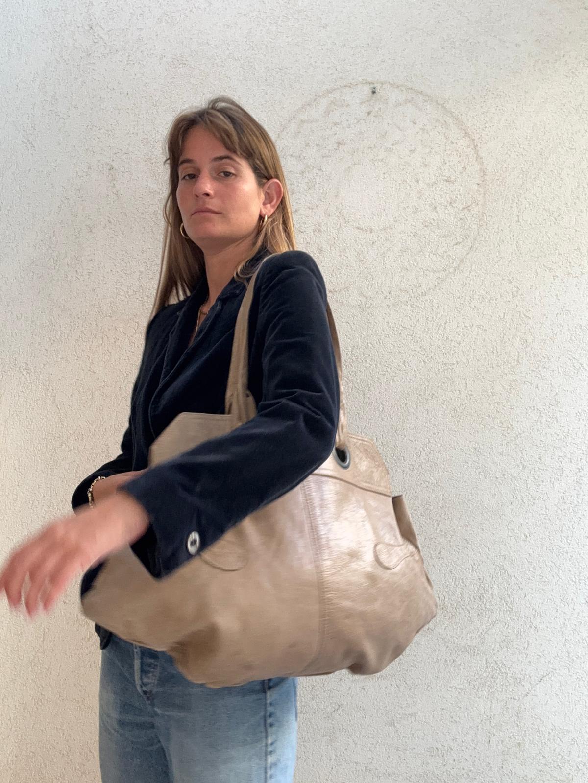 תיק עור בז מקום ללפטופ