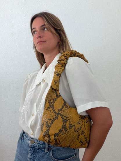 תיק עור צהוב מנוחש חרפונים