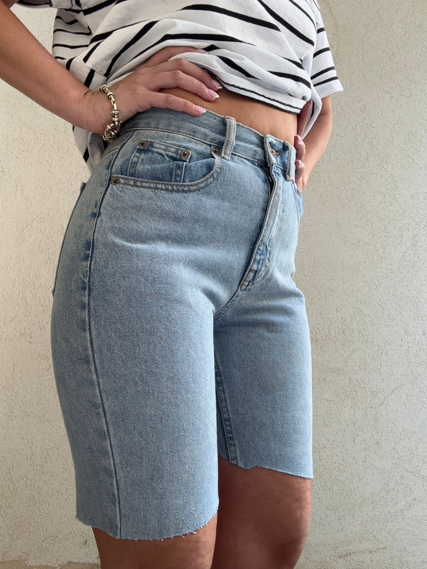 שורט ג'ינס בהיר ודק קליל