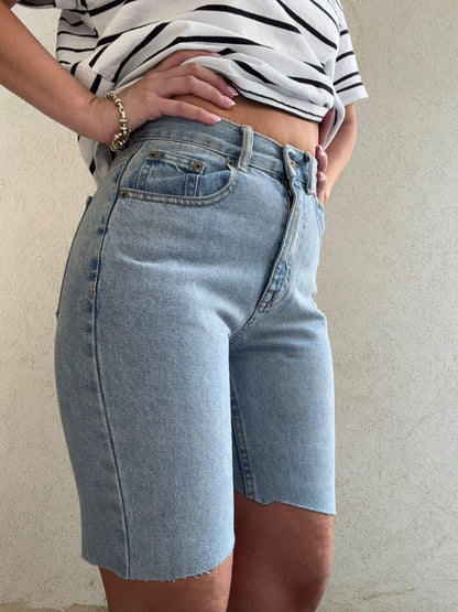 שורט ג'ינס בהיר ודק קליל