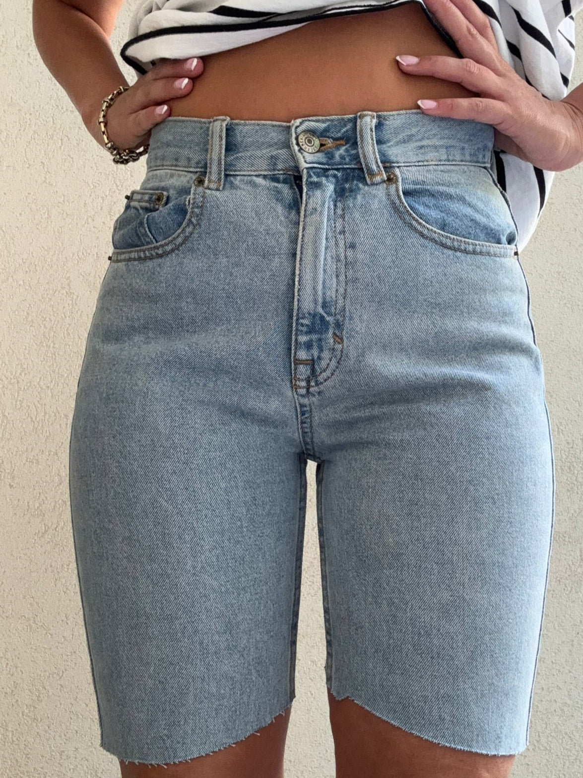 שורט ג'ינס בהיר ודק קליל