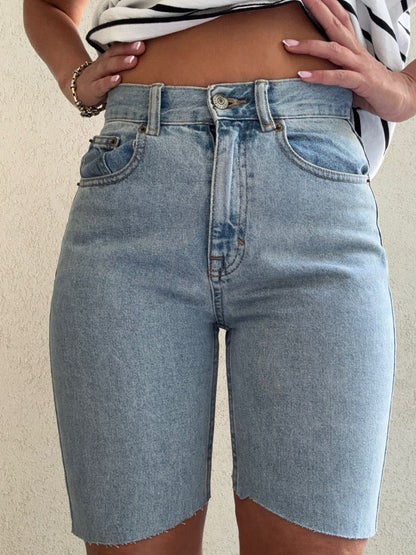 שורט ג'ינס בהיר ודק קליל