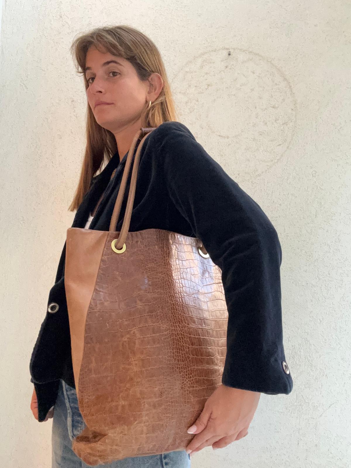 תיק עור חום לפטופ נכנס