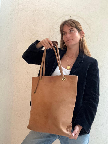 תיק עור חום לפטופ נכנס