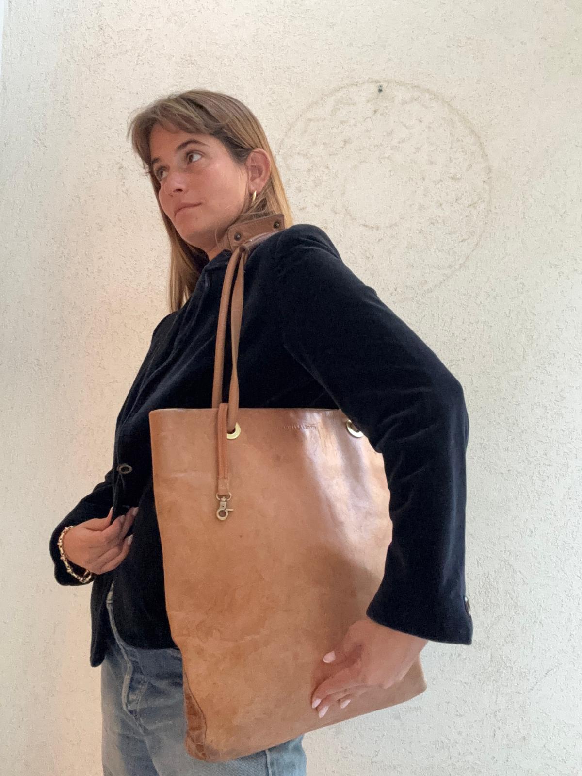 תיק עור חום לפטופ נכנס